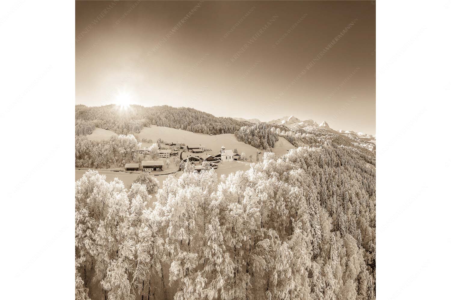 Winterliches Wamberg – Seitenverhältnis 1:1 — Wetterstein und Zugspitzmassiv Blick über die Ortschaft Wamberg zum Zugspitzmassiv im Wetterstein