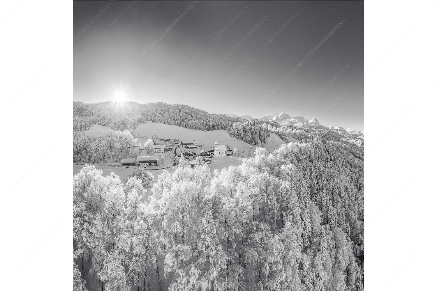 Winterliches Wamberg – Seitenverhältnis 1:1 — Wetterstein und Zugspitzmassiv Blick über die Ortschaft Wamberg zum Zugspitzmassiv im Wetterstein