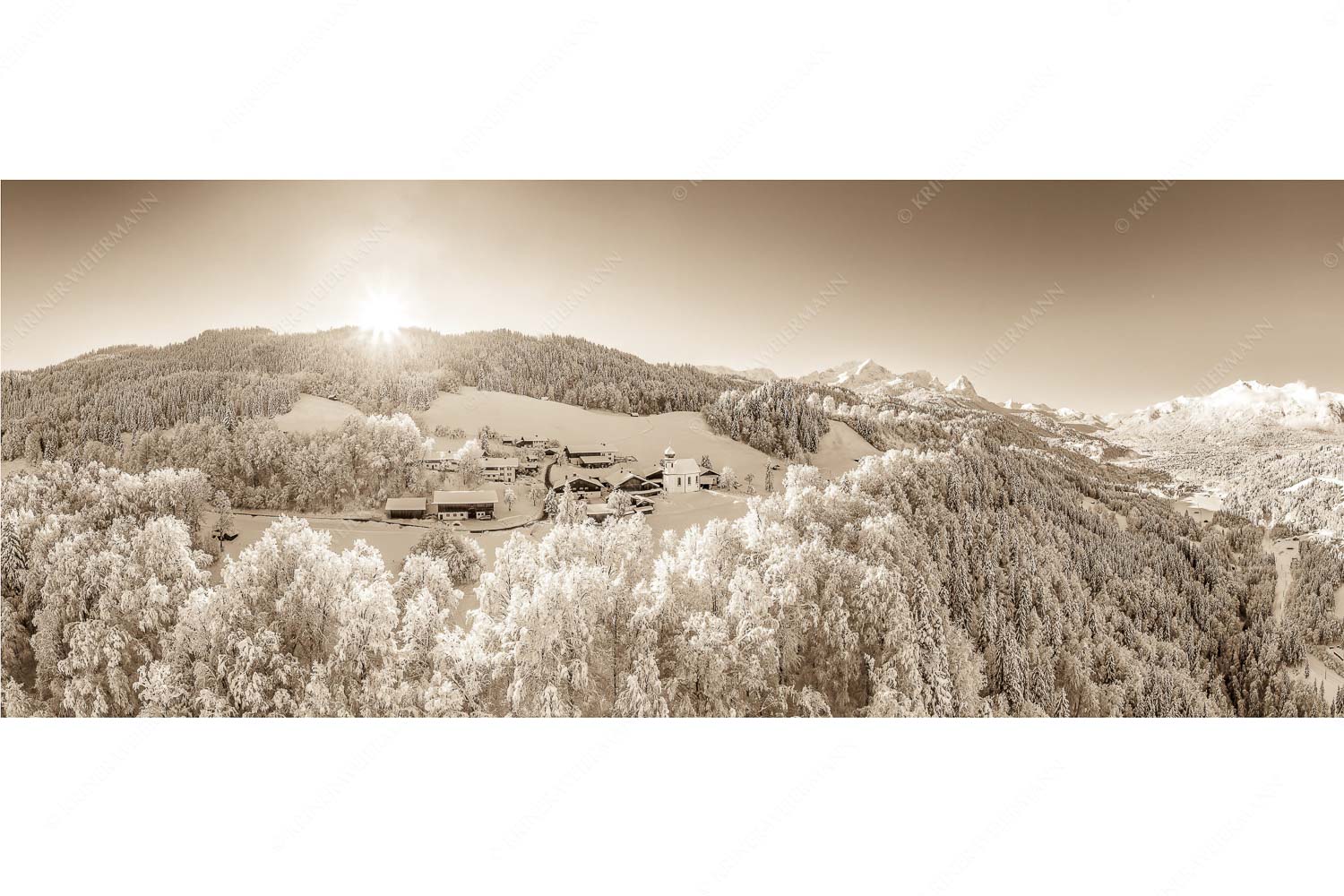 Winterliches Wamberg – Seitenverhältnis 2,5:1 — Wetterstein und Zugspitzmassiv Blick über die Ortschaft Wamberg zum Zugspitzmassiv im Wetterstein