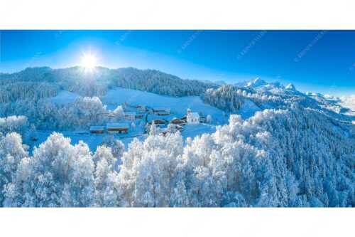 Blick über die Ortschaft Wamberg zum Zugspitzmassiv im Wetterstein - Winterliches Wamberg - Seitenverhältnis 2:1 - Wetterstein und Zugspitzmassiv - weitere Infos unter https://www.kriner-weiermann.de