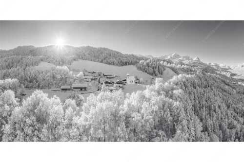 Blick über die Ortschaft Wamberg zum Zugspitzmassiv im Wetterstein - Winterliches Wamberg - Seitenverhältnis 2:1 - Wetterstein und Zugspitzmassiv - weitere Infos unter https://www.kriner-weiermann.de