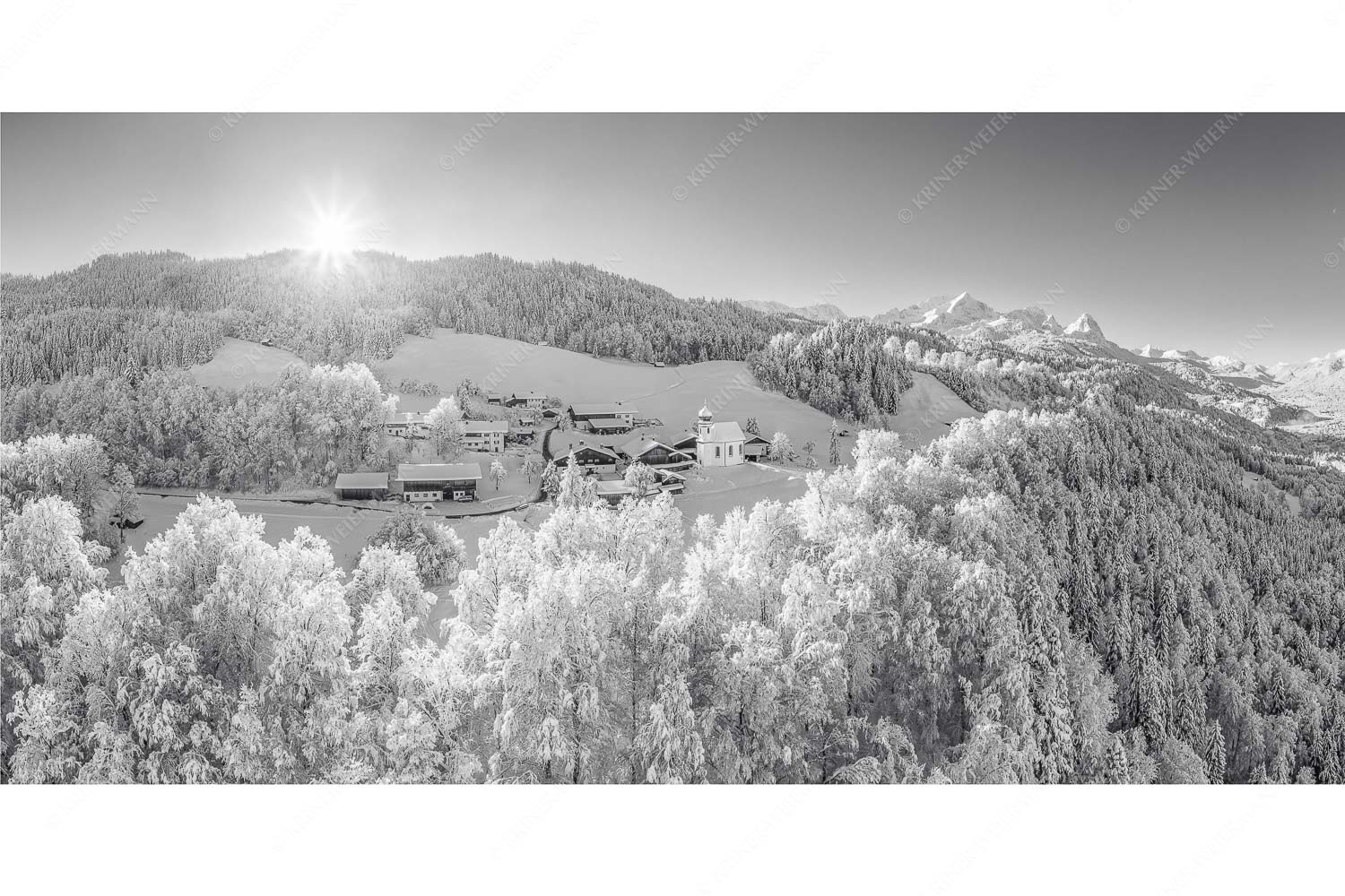 Blick über die Ortschaft Wamberg zum Zugspitzmassiv im Wetterstein