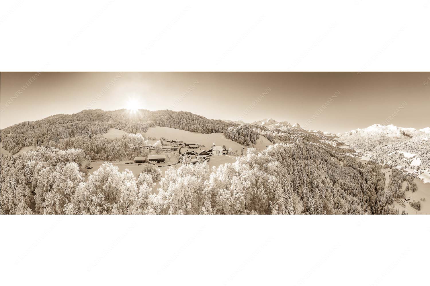 Blick über die Ortschaft Wamberg zum Zugspitzmassiv im Wetterstein
