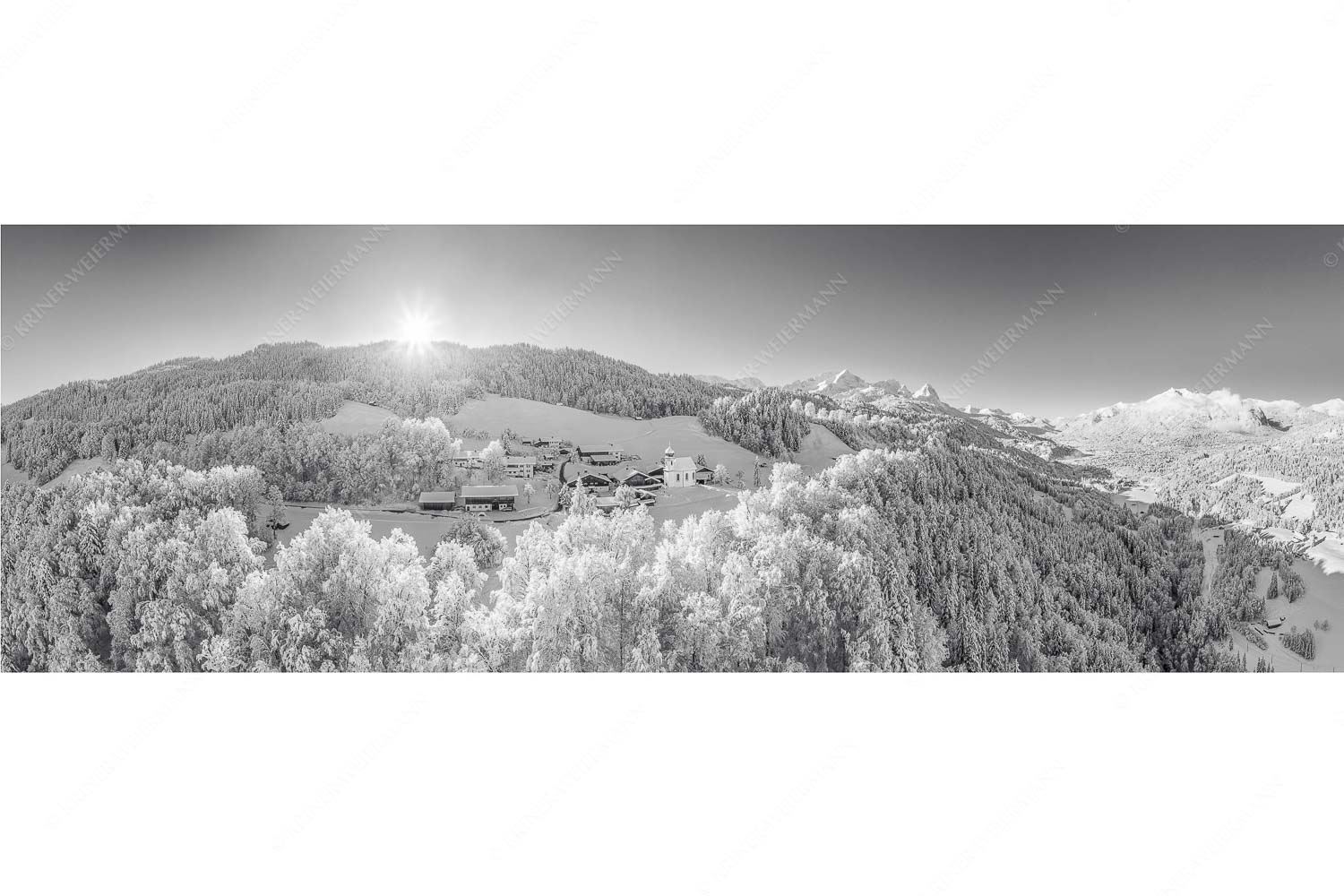 Winterliches Wamberg – Seitenverhältnis 3:1 — Wetterstein und Zugspitzmassiv Blick über die Ortschaft Wamberg zum Zugspitzmassiv im Wetterstein
