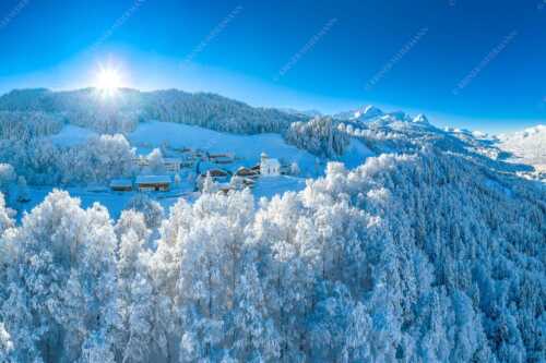 Blick über die Ortschaft Wamberg zum Zugspitzmassiv im Wetterstein - Winterliches Wamberg - Seitenverhältnis 3:2 - Wetterstein und Zugspitzmassiv - weitere Infos unter https://www.kriner-weiermann.de