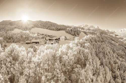 Blick über die Ortschaft Wamberg zum Zugspitzmassiv im Wetterstein - Winterliches Wamberg - Seitenverhältnis 3:2 - Wetterstein und Zugspitzmassiv - weitere Infos unter https://www.kriner-weiermann.de