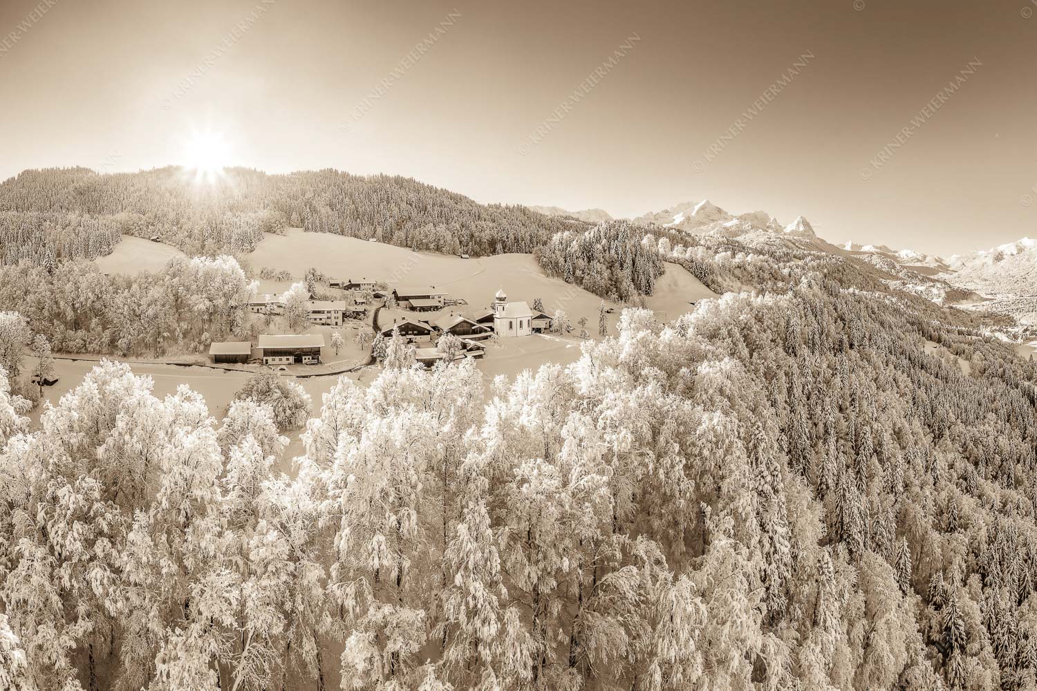 Winterliches Wamberg – Seitenverhältnis 3:2 — Wetterstein und Zugspitzmassiv Blick über die Ortschaft Wamberg zum Zugspitzmassiv im Wetterstein