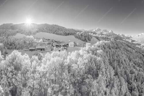 Blick über die Ortschaft Wamberg zum Zugspitzmassiv im Wetterstein - Winterliches Wamberg - Seitenverhältnis 3:2 - Wetterstein und Zugspitzmassiv - weitere Infos unter https://www.kriner-weiermann.de