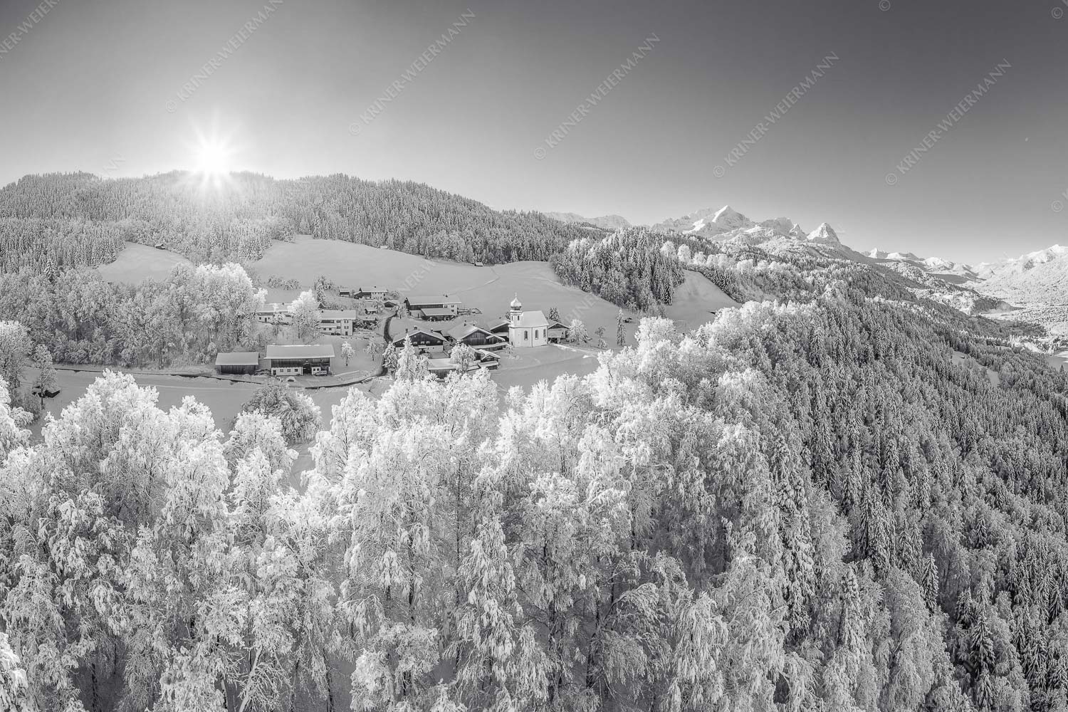 Blick über die Ortschaft Wamberg zum Zugspitzmassiv im Wetterstein