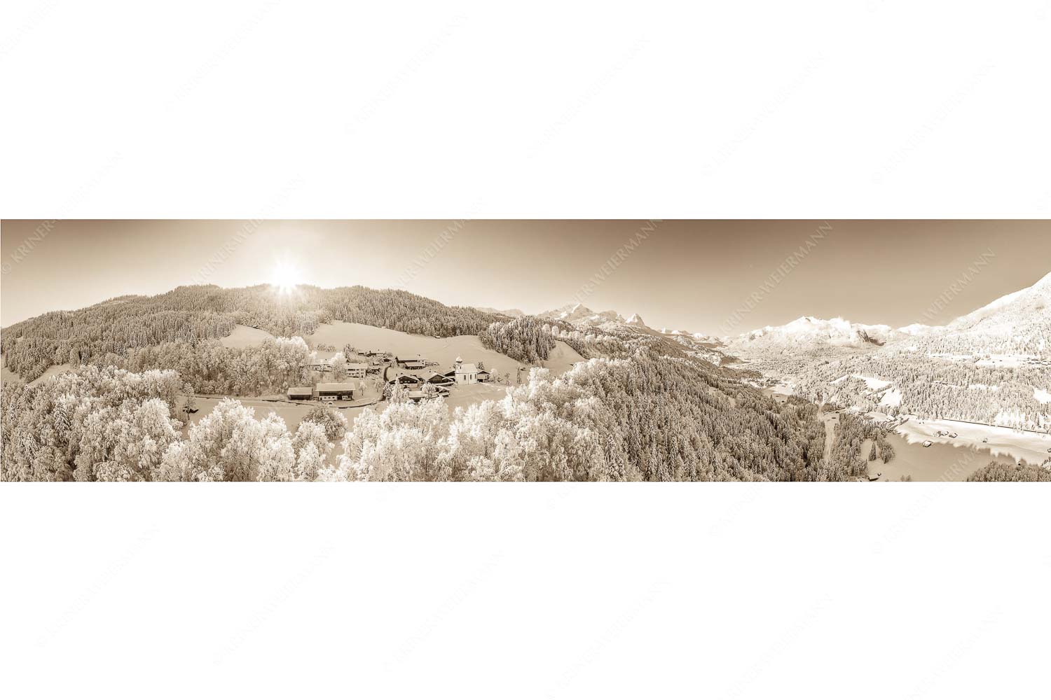 Blick über die Ortschaft Wamberg zum Zugspitzmassiv im Wetterstein