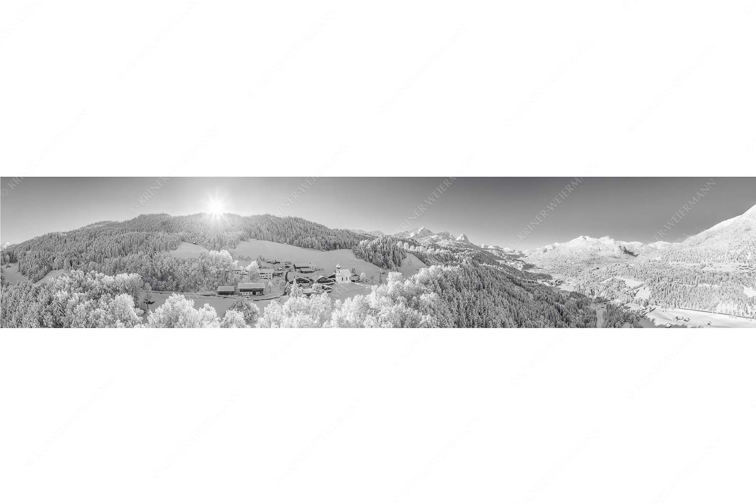 Blick über die Ortschaft Wamberg zum Zugspitzmassiv im Wetterstein