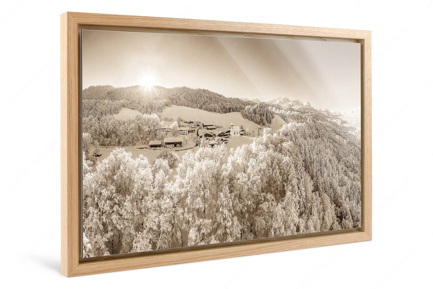 Winterliches Wamberg – Foto im Schattenfugen-Rahmen — Wetterstein und Zugspitzmassiv Blick über die Ortschaft Wamberg zum Zugspitzmassiv im Wetterstein - Winterliches Wamberg - Foto im Schattenfugen-Rahmen - Wetterstein und Zugspitzmassiv - weitere Infos unter https://www.kriner-weiermann.de