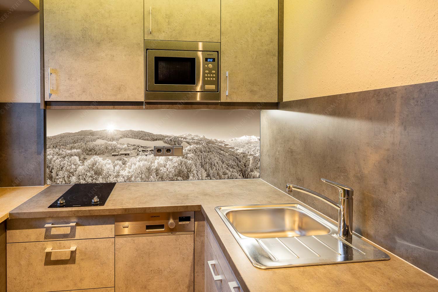 Winterliches Wamberg – Größe ca. 150x60cm, Seitenverhältnis 2,5:1 — Wetterstein und Zugspitzmassiv Blick über die Ortschaft Wamberg zum Zugspitzmassiv im Wetterstein - Winterliches Wamberg - Größe ca. 150x60cm, Seitenverhältnis 2,5:1 - Wetterstein und Zugspitzmassiv - weitere Infos unter https://www.kriner-weiermann.de