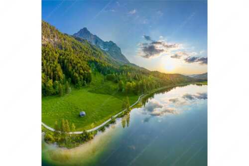 Blick über den Ferchensee zum Sonnenuntergang am Wettersteingebirge - Wohltuend - Seitenverhältnis 1:1 - Ferchensee mit Wetterstein - weitere Infos unter https://www.kriner-weiermann.de