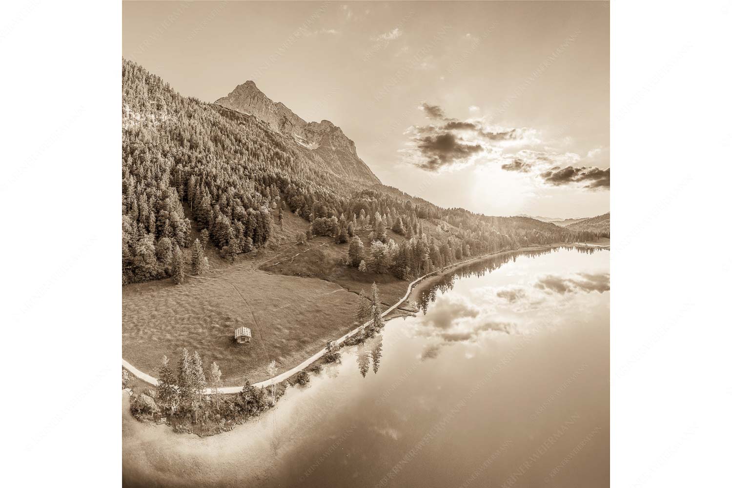 Wohltuend – Seitenverhältnis 1:1 — Ferchensee mit Wetterstein Blick über den Ferchensee zum Sonnenuntergang am Wettersteingebirge