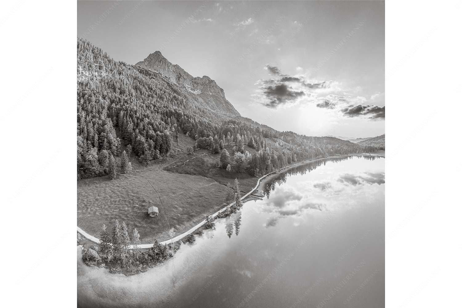 Wohltuend – Seitenverhältnis 1:1 — Ferchensee mit Wetterstein Blick über den Ferchensee zum Sonnenuntergang am Wettersteingebirge