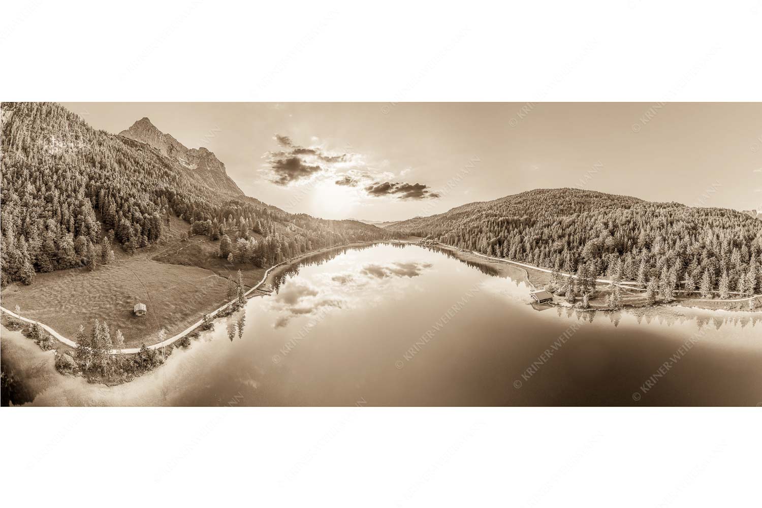 Wohltuend – Seitenverhältnis 2,5:1 — Ferchensee mit Wetterstein Blick über den Ferchensee zum Sonnenuntergang am Wettersteingebirge