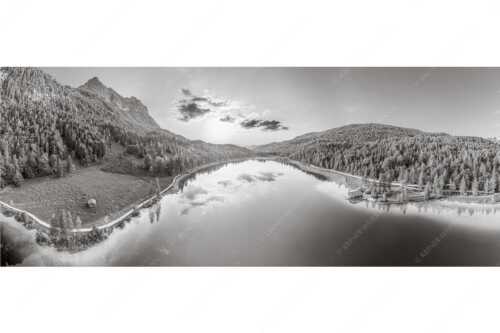 Blick über den Ferchensee zum Sonnenuntergang am Wettersteingebirge - Wohltuend - Seitenverhältnis 2,5:1 - Ferchensee mit Wetterstein - weitere Infos unter https://www.kriner-weiermann.de