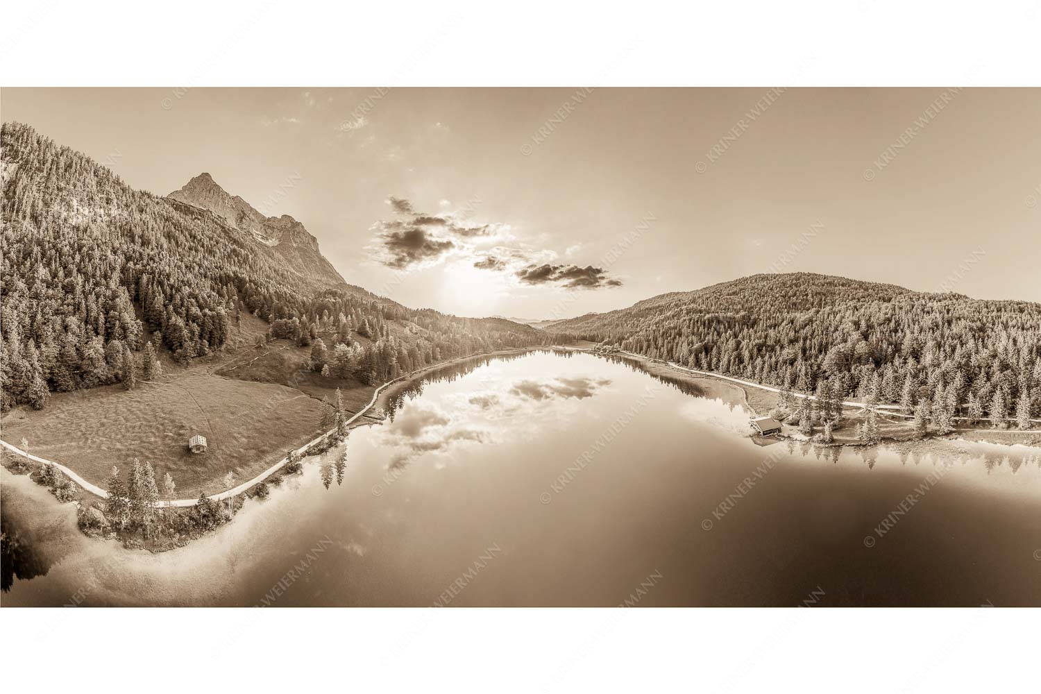 Blick über den Ferchensee zum Sonnenuntergang am Wettersteingebirge