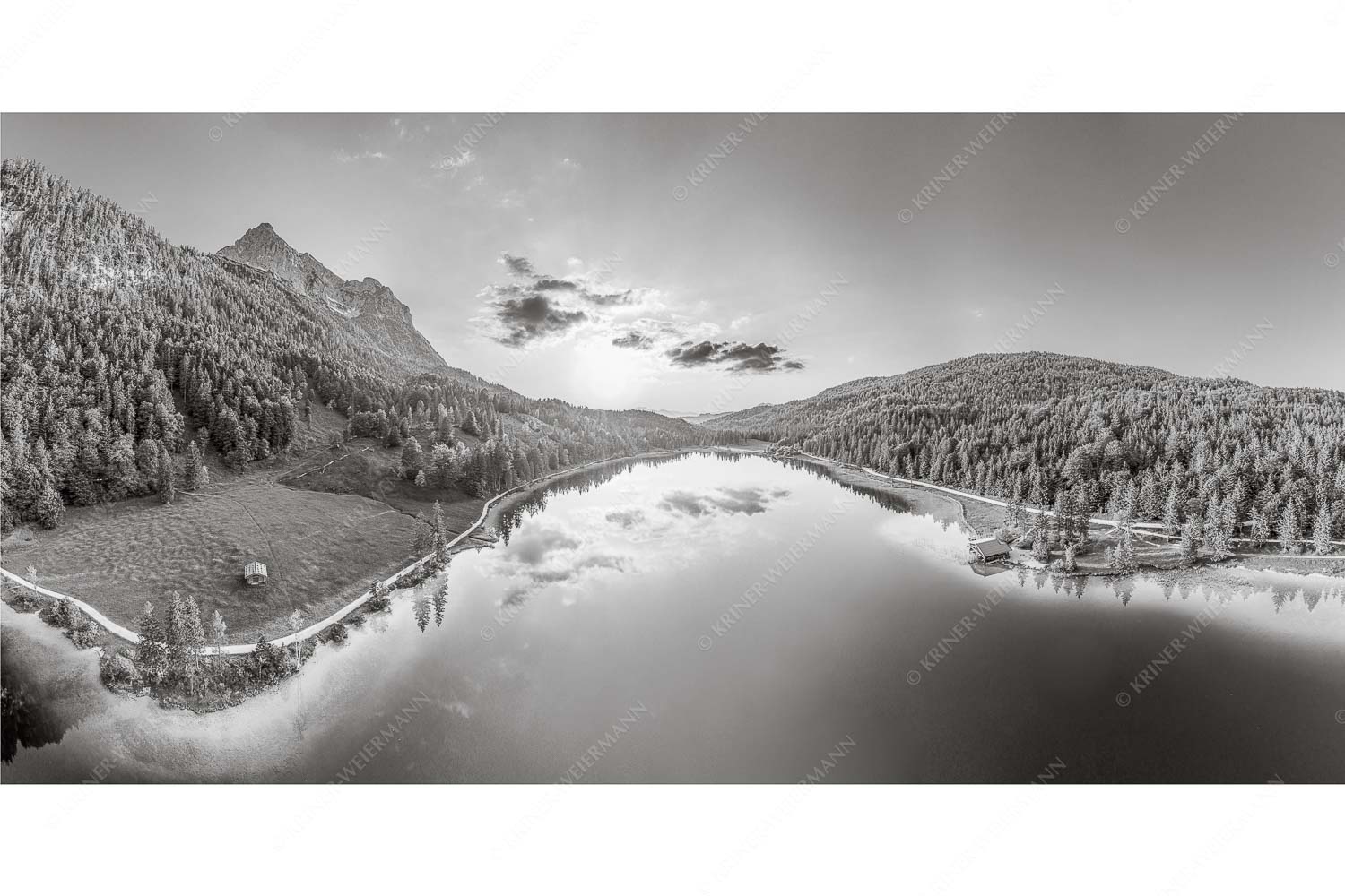 Blick über den Ferchensee zum Sonnenuntergang am Wettersteingebirge