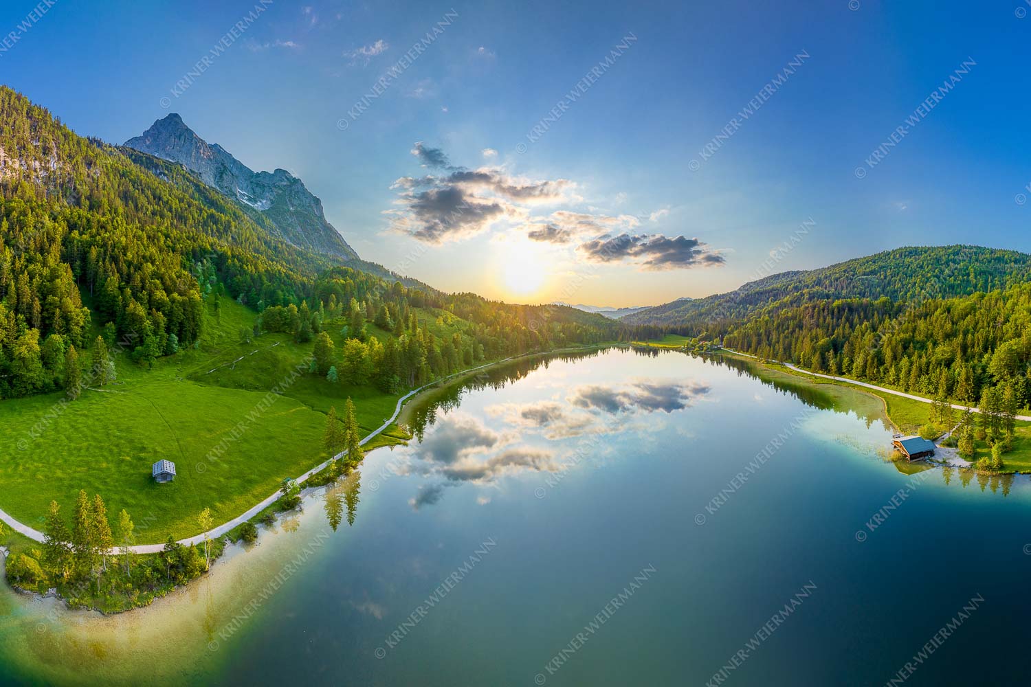 Blick über den Ferchensee zum Sonnenuntergang am Wettersteingebirge - Wohltuend - Seitenverhältnis 3:2 - Ferchensee mit Wetterstein - weitere Infos unter https://www.kriner-weiermann.de