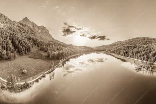 Blick über den Ferchensee zum Sonnenuntergang am Wettersteingebirge - Wohltuend - Seitenverhältnis 3:2 - Ferchensee mit Wetterstein - weitere Infos unter https://www.kriner-weiermann.de