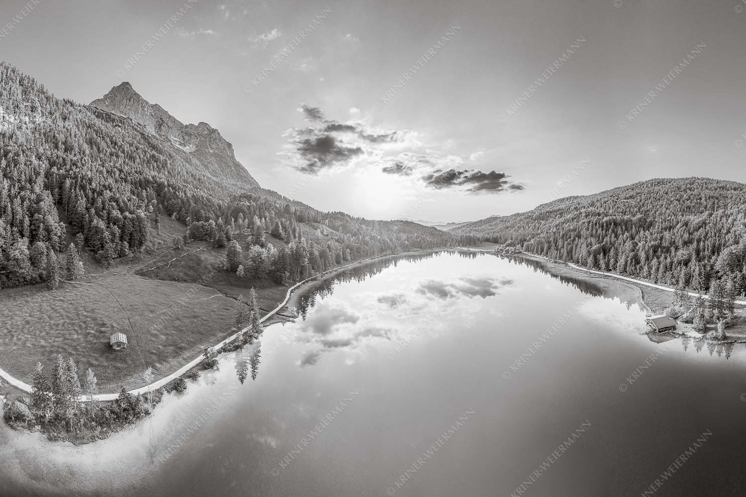 Blick über den Ferchensee zum Sonnenuntergang am Wettersteingebirge