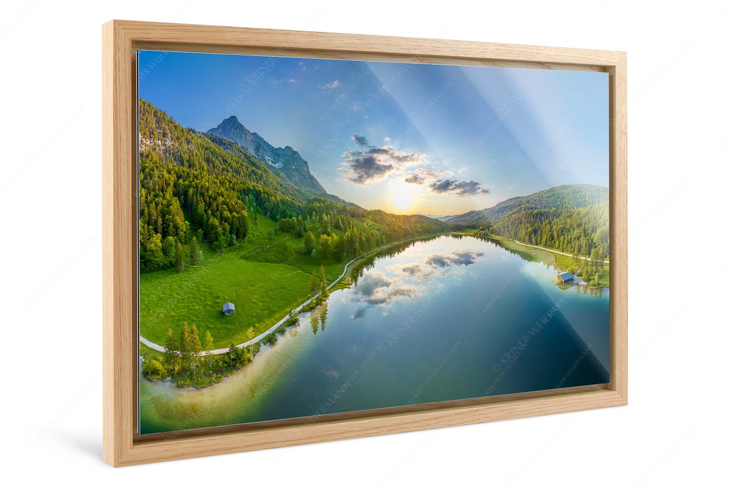 Wohltuend – Foto im Schattenfugen-Rahmen — Ferchensee mit Wetterstein Blick über den Ferchensee zum Sonnenuntergang am Wettersteingebirge - Wohltuend - Foto im Schattenfugen-Rahmen - Ferchensee mit Wetterstein - weitere Infos unter https://www.kriner-weiermann.de