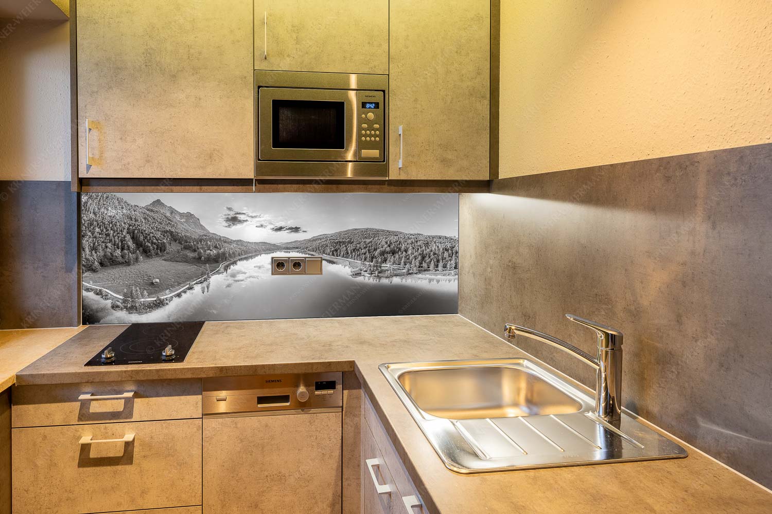 Wohltuend – Größe ca. 150x60cm, Seitenverhältnis 2,5:1 — Ferchensee mit Wetterstein Blick über den Ferchensee zum Sonnenuntergang am Wettersteingebirge - Wohltuend - Größe ca. 150x60cm, Seitenverhältnis 2,5:1 - Ferchensee mit Wetterstein - weitere Infos unter https://www.kriner-weiermann.de