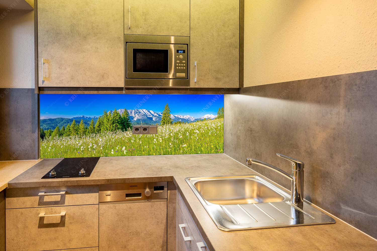 Wollgras Wiesn – Größe ca. 150x60cm, Seitenverhältnis 2,5:1 — Blumenwiese mit Wetterstein Blick über saftige Blumenwiese zum Wettersteingebirge - Wollgras Wiesn - Größe ca. 150x60cm, Seitenverhältnis 2,5:1 - Blumenwiese mit Wetterstein - weitere Infos unter https://www.kriner-weiermann.de