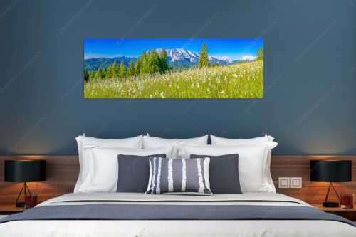 Blick über saftige Blumenwiese zum Wettersteingebirge - Wollgras Wiesn - Größe ca. 180x60cm, Seitenverhältnis 3:1 - Blumenwiese mit Wetterstein - weitere Infos unter https://www.kriner-weiermann.de
