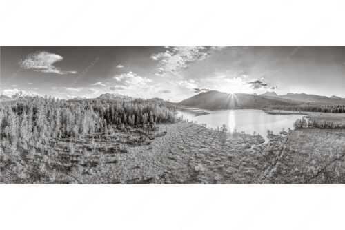 Blick über den Barmsee zum Sonnenuntergang am Estergebirge - Wunderbare Landschaften - Seitenverhältnis 2,5:1 - Barmsee - weitere Infos unter https://www.kriner-weiermann.de