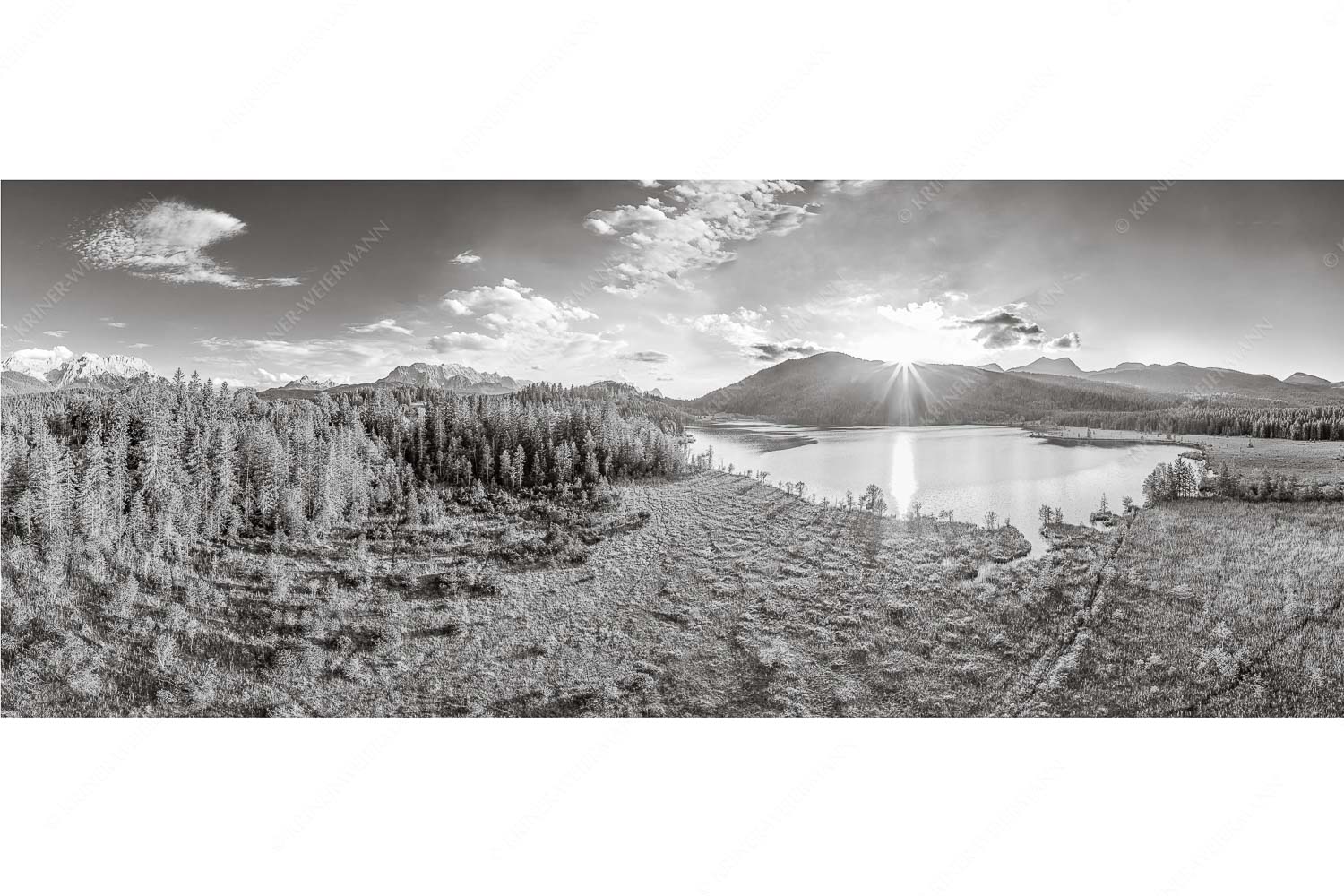 Wunderbare Landschaften – Seitenverhältnis 2,5:1 — Barmsee Blick über den Barmsee zum Sonnenuntergang am Estergebirge