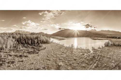 Blick über den Barmsee zum Sonnenuntergang am Estergebirge - Wunderbare Landschaften - Seitenverhältnis 2:1 - Barmsee - weitere Infos unter https://www.kriner-weiermann.de