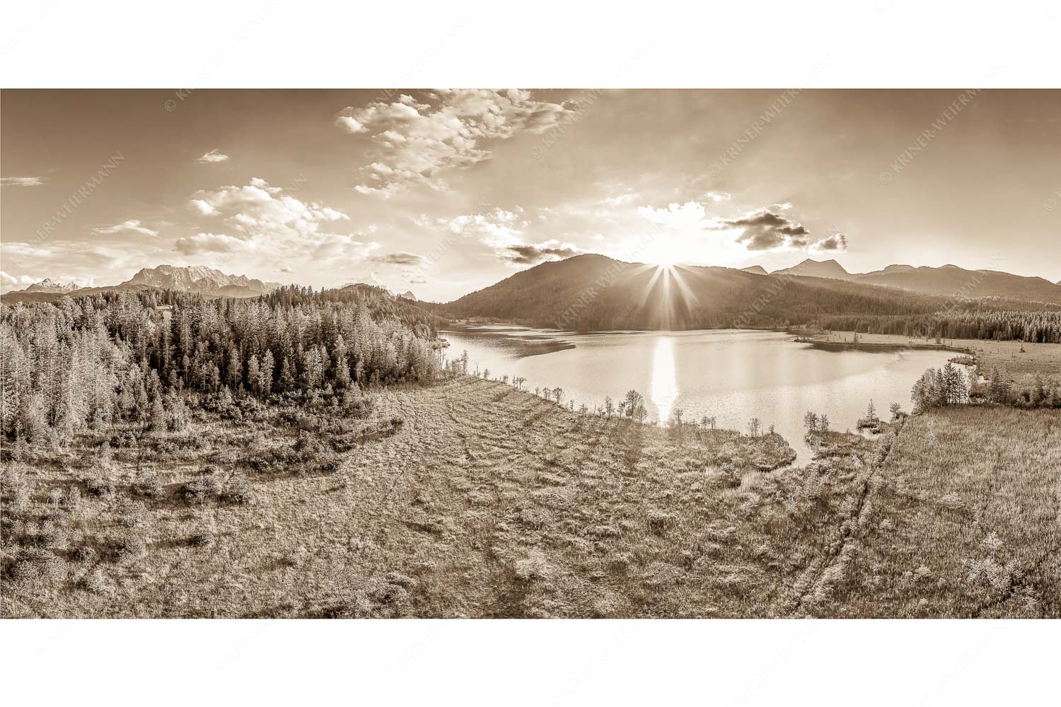 Wunderbare Landschaften – Seitenverhältnis 2:1 — Barmsee Blick über den Barmsee zum Sonnenuntergang am Estergebirge