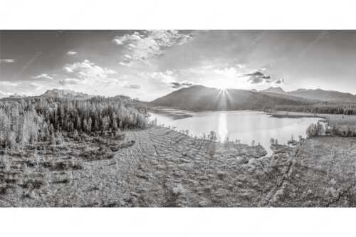 Blick über den Barmsee zum Sonnenuntergang am Estergebirge - Wunderbare Landschaften - Seitenverhältnis 2:1 - Barmsee - weitere Infos unter https://www.kriner-weiermann.de