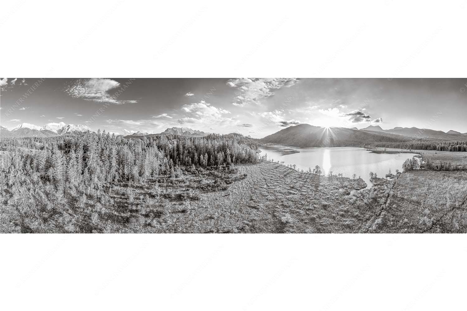 Wunderbare Landschaften – Seitenverhältnis 3:1 — Barmsee Blick über den Barmsee zum Sonnenuntergang am Estergebirge