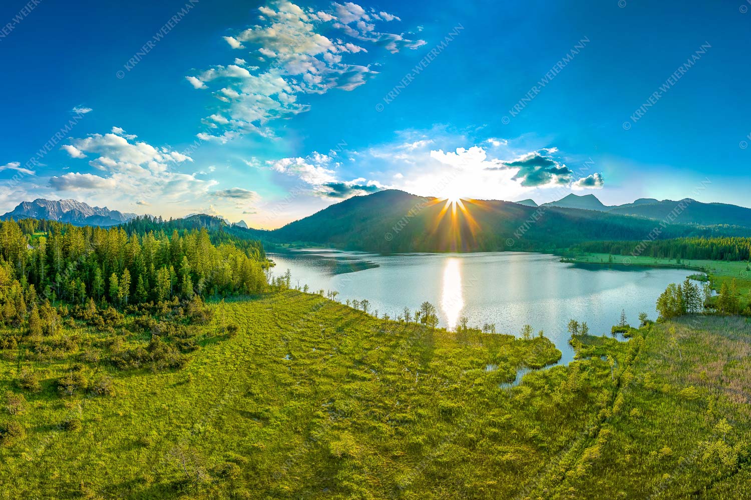 Wunderbare Landschaften – Seitenverhältnis 3:2 — Barmsee Blick über den Barmsee zum Sonnenuntergang am Estergebirge