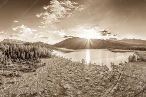 Blick über den Barmsee zum Sonnenuntergang am Estergebirge - Wunderbare Landschaften - Seitenverhältnis 3:2 - Barmsee - weitere Infos unter https://www.kriner-weiermann.de