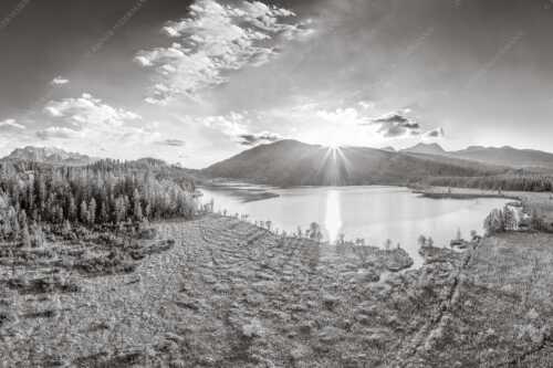 Blick über den Barmsee zum Sonnenuntergang am Estergebirge - Wunderbare Landschaften - Seitenverhältnis 3:2 - Barmsee - weitere Infos unter https://www.kriner-weiermann.de