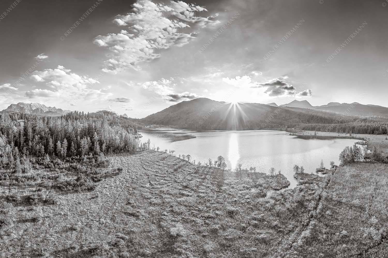Blick über den Barmsee zum Sonnenuntergang am Estergebirge