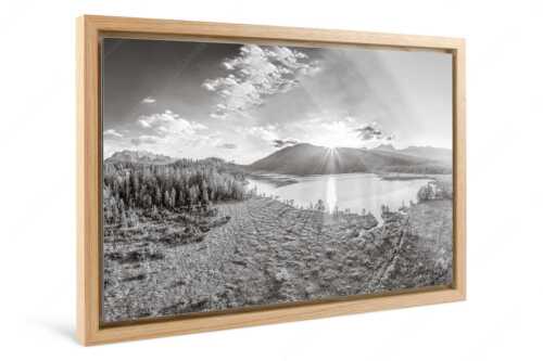 Blick über den Barmsee zum Sonnenuntergang am Estergebirge - Wunderbare Landschaften - Foto im Schattenfugen-Rahmen - Barmsee - weitere Infos unter https://www.kriner-weiermann.de