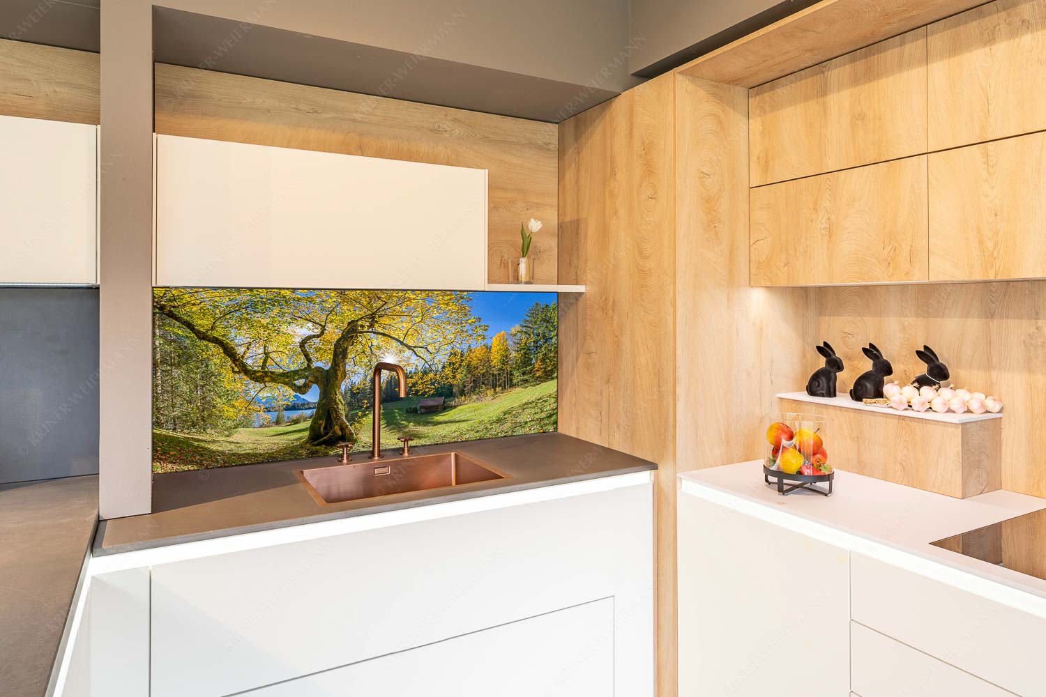 Zeitzeuge II – Größe ca. 150x60cm, Seitenverhältnis 2,5:1 — Ahorn am Barmsee Bei den Badeufern am Barmsee steht dieser hunderte Jahre Ahornbaum - Zeitzeuge II - Größe ca. 150x60cm, Seitenverhältnis 2,5:1 - Ahorn am Barmsee - weitere Infos unter https://www.kriner-weiermann.de