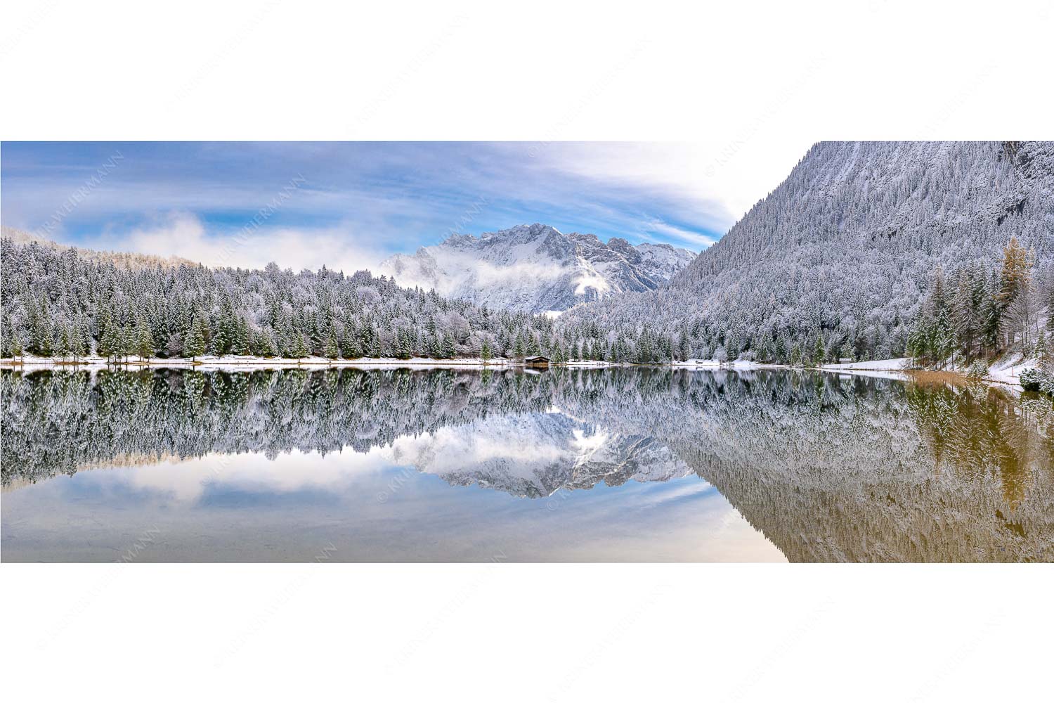 Das Karwendelgebirge spiegelt sich im Ferchensee