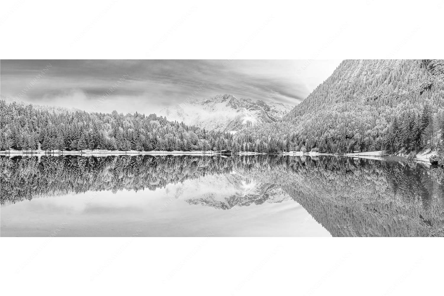Zuckerspiegel – Seitenverhältnis 2,5:1 — Ferchensee und Karwendel Das Karwendelgebirge spiegelt sich im Ferchensee
