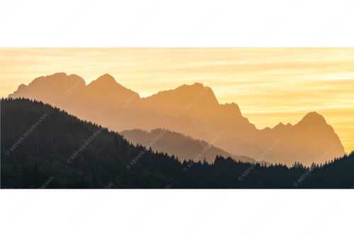 Blick zum Zugspitzmassiv im Wettersteingebirge im herbstlichen Abendlicht - Zugspitzmassiv Silhouetten - Seitenverhältnis 2,5:1 - Alpspitze Zugspitze Waxenstein - weitere Infos unter https://www.kriner-weiermann.de