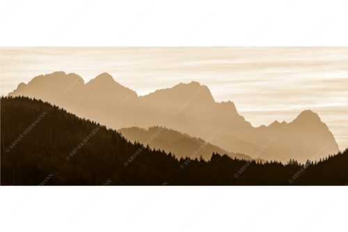 Blick zum Zugspitzmassiv im Wettersteingebirge im herbstlichen Abendlicht - Zugspitzmassiv Silhouetten - Seitenverhältnis 2,5:1 - Alpspitze Zugspitze Waxenstein - weitere Infos unter https://www.kriner-weiermann.de