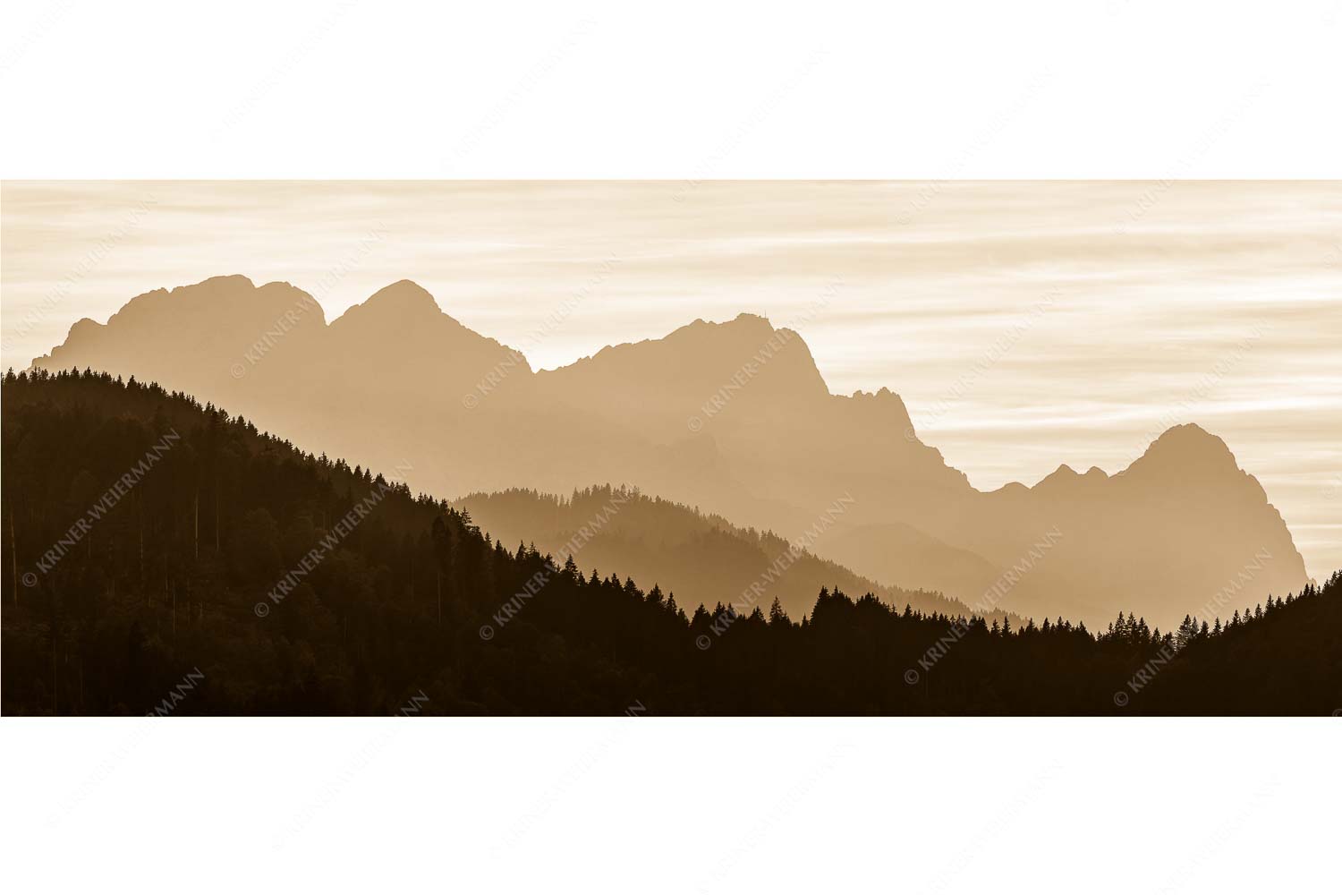 Zugspitzmassiv Silhouetten – Seitenverhältnis 2,5:1 — Alpspitze Zugspitze Waxenstein Blick zum Zugspitzmassiv im Wettersteingebirge im herbstlichen Abendlicht