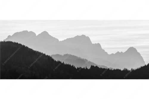 Blick zum Zugspitzmassiv im Wettersteingebirge im herbstlichen Abendlicht - Zugspitzmassiv Silhouetten - Seitenverhältnis 2,5:1 - Alpspitze Zugspitze Waxenstein - weitere Infos unter https://www.kriner-weiermann.de