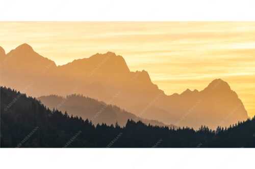 Blick zum Zugspitzmassiv im Wettersteingebirge im herbstlichen Abendlicht - Zugspitzmassiv Silhouetten - Seitenverhältnis 2:1 - Alpspitze Zugspitze Waxenstein - weitere Infos unter https://www.kriner-weiermann.de